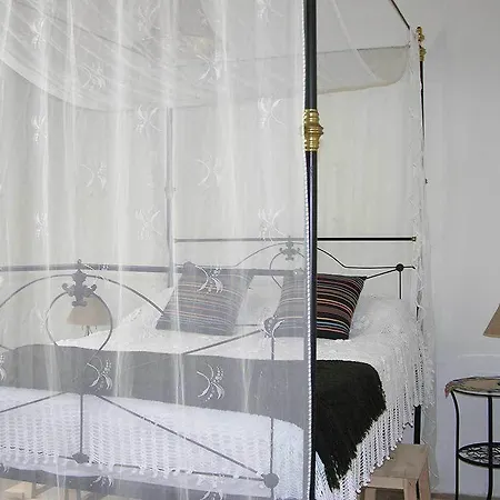 בית כפרי Avalon Traditional Village לימסול