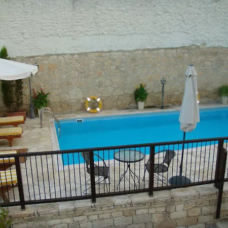 Avalon Traditional Village לימסול