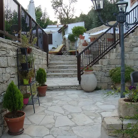 Avalon Traditional Village לימסול