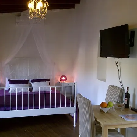 בית כפרי Avalon Traditional Village לימסול